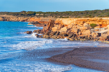 Formentera, playa Cala Saona, islas Baleares, embarcadero en sus acantilados