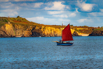 F, Bretagne, Finistère, Camaret-sur-Mer, historisches Fischerboot vor den  Klippen der Pointe Espagnol