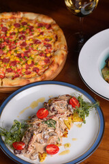 mushrooms in sauce with tomatoes pizza and white wine