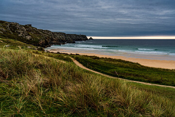 Küstenlandschaft am Strand von Pen Hat mit Blick auf Pen Hir, F, Bretagne, Finistère, Halbinsel Crozon