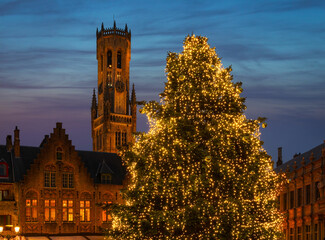 Fototapeta premium Christmas tree in Bruges, in the evening