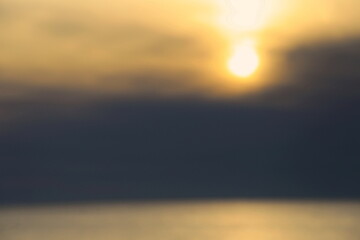 日本海に沈む夕日をぼかした背景素材