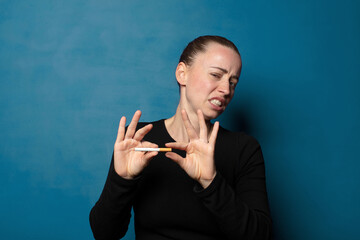 Obraz premium blonde young pretty woman with a cigarette