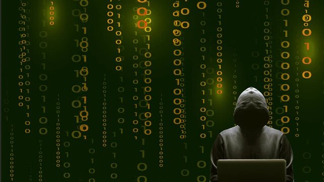 Silhouette noire d&eacute;cal&eacute;e sur la droite du cybercriminel devant son &eacute;cran d'ordinateur portable sur fond de donn&eacute;es binaires anim&eacute;es couleur or
