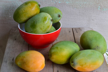 Manga é um fruto do tipo drupa produzido por uma árvore chamada mangueira. Muito consumida in natura, a manga apresenta grandes benefícios à saúde.