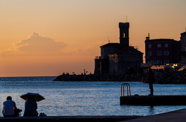 Coucher de soleil sur le front de mer de Piran, Slovénie, au bord de la mer Adriatique