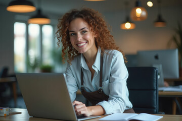 Obraz premium person working on laptop