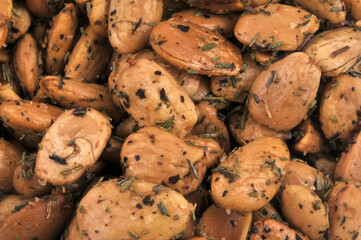 Amandes aux herbes en gros plan.