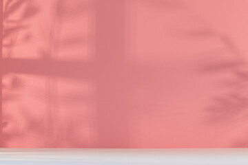 Panorama de fond uni en papier rose bonbon avec ombre d'une fenêtre pour création d'arrière...