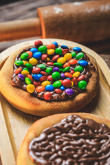 Esfiha or mini pizza with chocolate confetti, m&ms