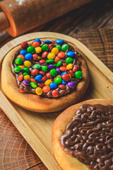 Esfiha or mini pizza with chocolate confetti, m&ms