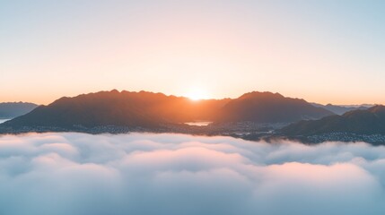 Obraz premium Golden Sunrise Over Cloud-Covered Mountain Valley