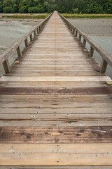 Obraz premium 木道 Old wooden bridge with perspective