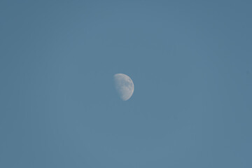 青空に浮かぶ半月