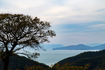 Obraz premium tranquil seascape of sea and islands during sunset