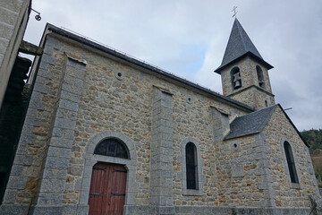 Vue sur Mialanes et son église, commune du Malzieu-Forain,  Lozère en France 