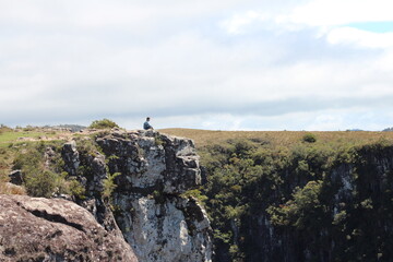 homem no cânion fortaleza em cambará do sul, rio grande do sul 