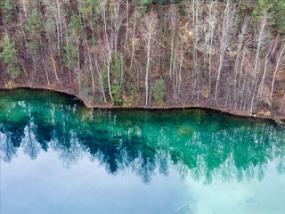 Naklejka premium Jaworzno, Polska, krajobraz atrakcyjnych okolic miasta z pięknymi lasami i krystalicznie czystymi jeziorami
