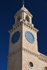 Kirchturm auf Malta vor tiefblauem Himmel