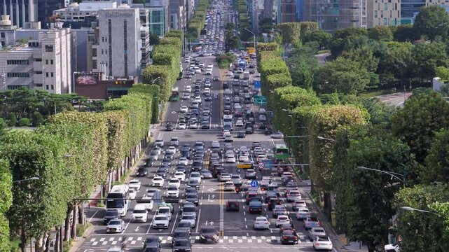 Nearly daytime rush hour, and traffic on Banpo-daero becomes dense. Interesting diminishing perspective from high point shows road visible far lengthwise.