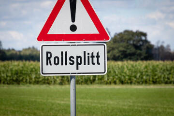 Verkehrszeichen warnt vor Rollsplitt