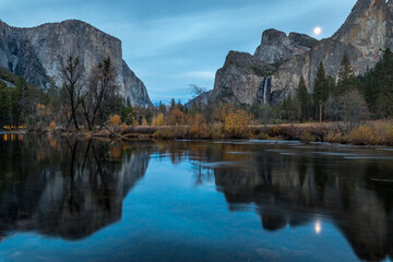 Fototapeta premium Majestic sunset over Yosemite Valley reflections