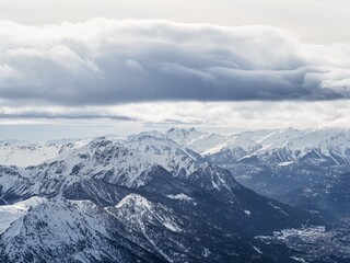 Fototapeta premium Panoramic View of Snowy Alps Under Clear Sky
