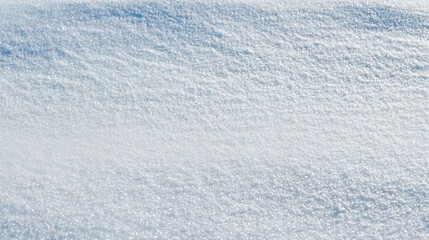 Ein Hintergrund, der die glitzernde Oberfl&auml;che von frisch gefallenem Schnee zeigt. Feine Details wie winzige Eiskristalle und subtile Schatten sorgen f&uuml;r Struktur. 