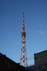 Obraz premium A Broadcast Tower Stands Tall Against a Bright Clear Blue Sky, Symbolizing Modern Communication