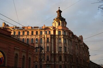 Obraz premium Exploring Historic Architecture that Shines in the Beautiful Soft Light of the Evening