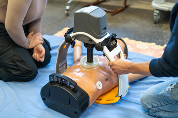 CPR training manikin with automated compression device