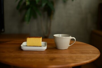 ホットコーヒーとおやつのカステラ