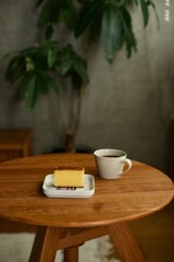 ホットコーヒーとおやつのカステラ