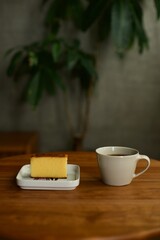 ホットコーヒーとおやつのカステラ