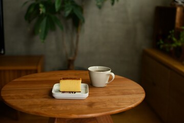 ホットコーヒーとおやつのカステラ