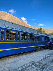 Obraz premium Blue Train in the Mountains (Ollantaytambo, Peru)