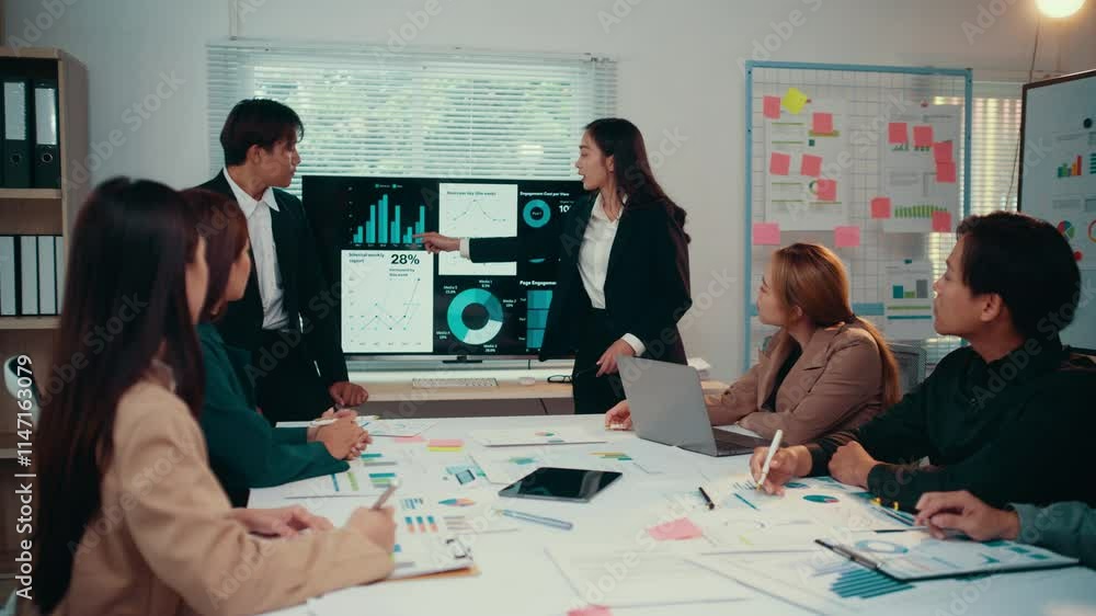 Fototapete Office workers and managers gather around an interactive screen, actively discussing and analyzing financial charts and data during a productive business meeting