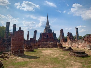 Obraz premium Sacred Ruins and Open Courtyard (Ayutthaya, Thailand)