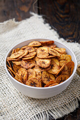 Chips de plátano deshidratados caseros