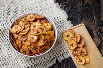 Chips de plátano deshidratados caseros