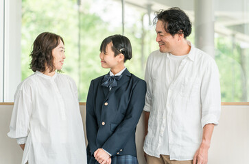 笑顔の仲良しの家族写真（核家族・親子・両親・娘）
