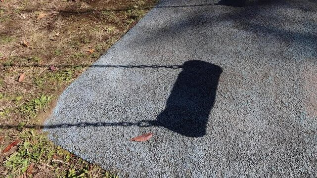 揺れるの影