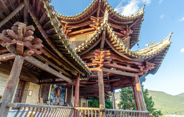Obraz premium Ancient buildings on the shore of Yilóng Lake in Shiping County, Yunnan, China.