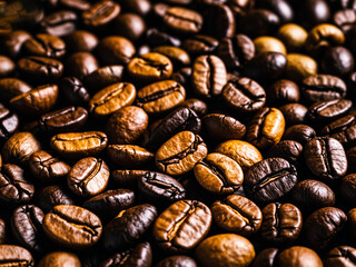 Obraz premium Assorted coffee beans, including light roasted and dark roasted varieties, arranged in a textured background 