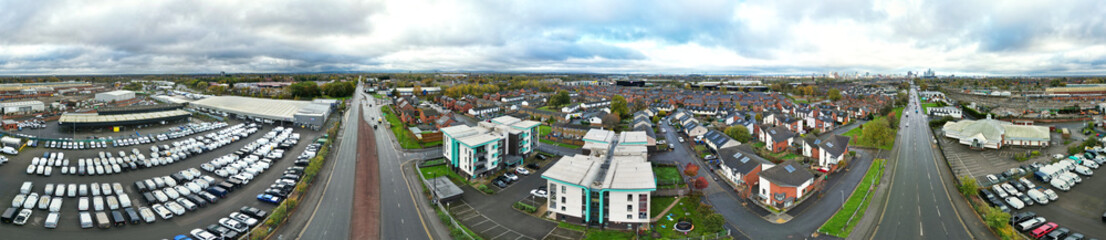Obraz premium Aerial High Resolution Panoramic View of Manchester City During Autumn Season and Cloudy Day over England Great Britain. High Angle Drone's Camera Footage was Captured on October 29th, 2024