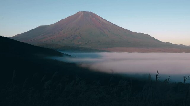 山中湖村のパノラマ台からみた富士山と雲海です。