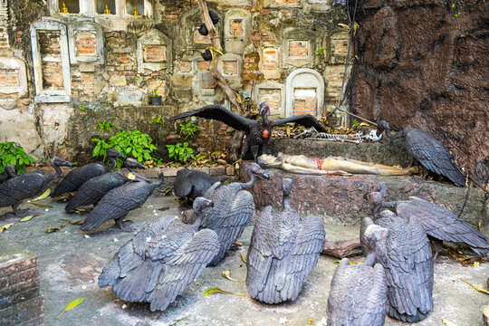 Vautours de la pagode Wat Saket &agrave; Bangkok, Thailande