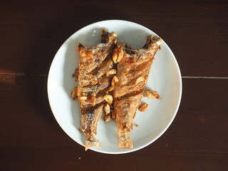 fried ornate threadfin sea bream with garlic