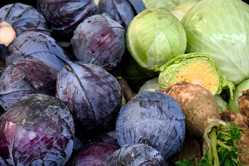Piękne różne kształty kapusty na  straganie na  placu targowym © JDziedzic