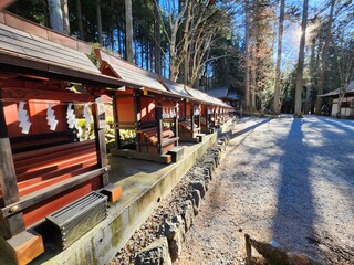 三峯神社　朝日を浴びた摂末社